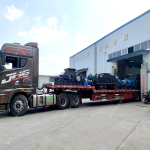 1200*1200雙齒輥破碎機(jī)，兩臺(tái)900*900軌道移動(dòng)雙齒輥破碎機(jī)發(fā)往云南