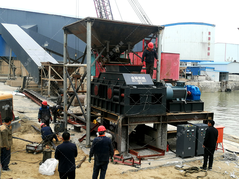 花崗巖對(duì)輥破碎機(jī)出料粒度多少？產(chǎn)量多大？