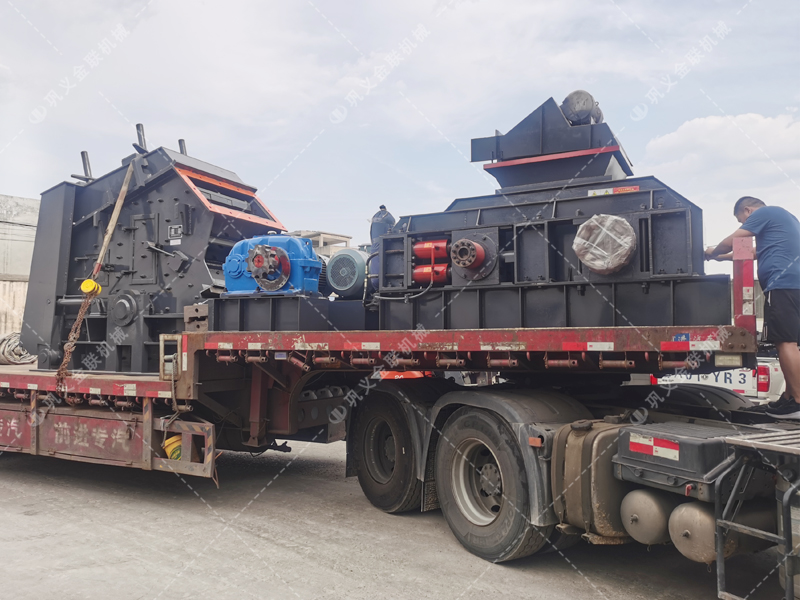 1000*700液壓對輥制砂機(jī)，1210反擊破發(fā)往四川