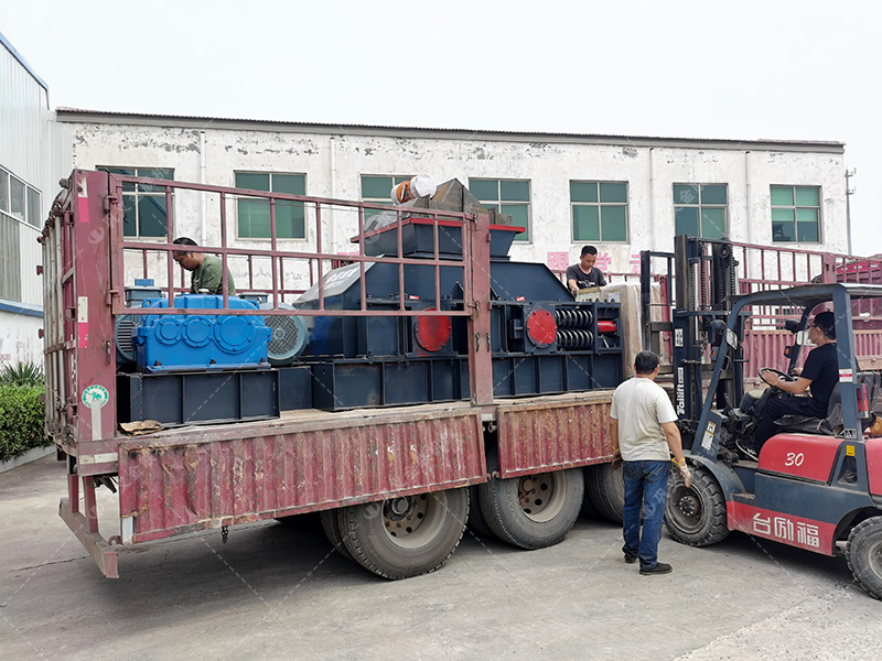 如何選擇青石制砂設(shè)備，時產(chǎn)50噸對輥制砂機(jī)多少錢一臺？