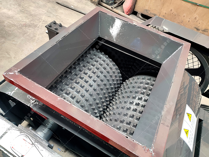 雙齒輥與光面輥差異解析：煤矸石破碎該選哪種對輥設(shè)備？